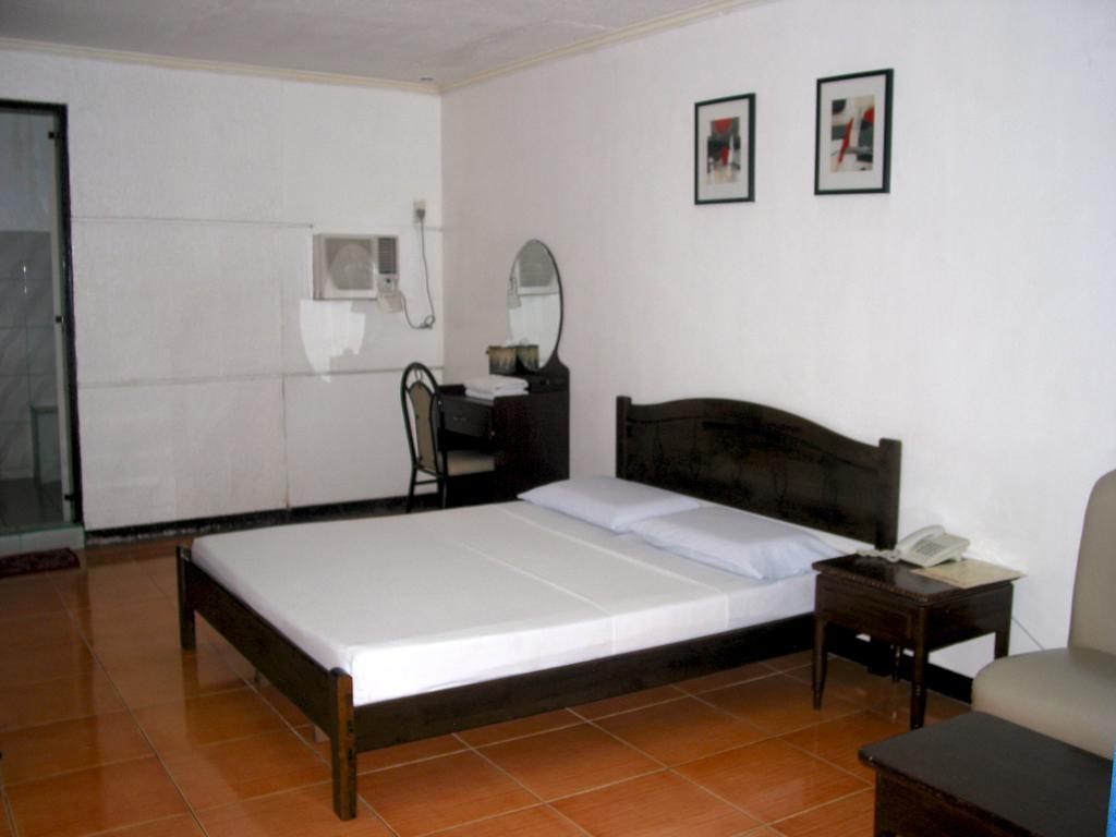 Crosswinds Ocean Hotel Paranaque City Room photo