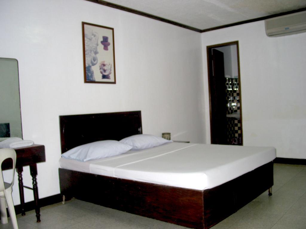 Crosswinds Ocean Hotel Paranaque City Room photo